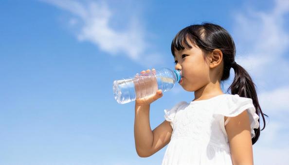 水を飲む女性 水を飲む女性の写真
