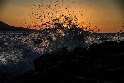 <Goto scenery> The sea at dawn and rough waves, JPG