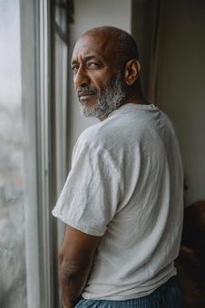 シンプルなTシャツとジーンズの男性の写真