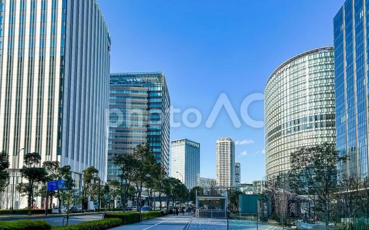 オフィスビルが建ち並び美しく整った横浜 高層ビル,都市風景,道路の写真素材