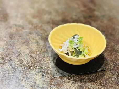 小鉢に盛られた和風お浸しの一品料理 小鉢に盛られた和風お浸しの一品料理 一品料理,お浸し,ほうれん草の写真素材