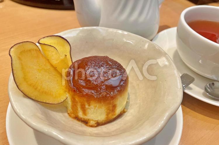 手作りプリンと紅茶、カフェのティータイム プリン,焼プリン,デザートの写真素材