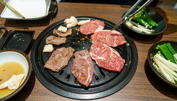 リビングのテーブルに置いたプレートで焼肉 リビングのテーブルに置いたプレートで焼肉の写真