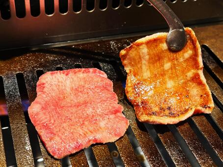 焼肉を焼く 焼肉,牛肉,肉の写真素材