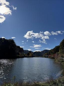 晩秋の小坂田池（長野県塩尻市） 小坂田池,池,pondの写真素材