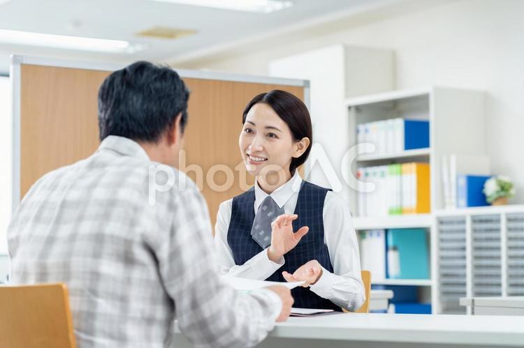 おすすめするミドルのビジネスウーマン シニア,相談,カウンセリングの写真素材