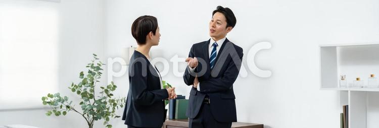 話すビジネスマン 男性,会議,人物の写真素材