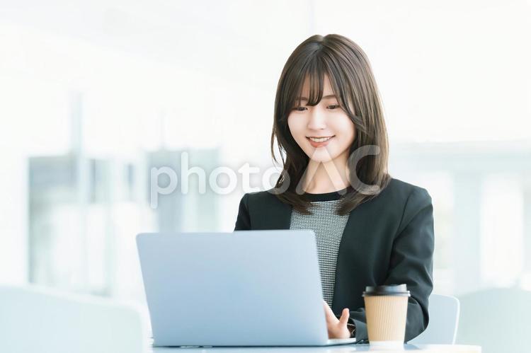 パソコンを使う女性・ビジネスウーマン 女性,パソコン,仕事の写真素材