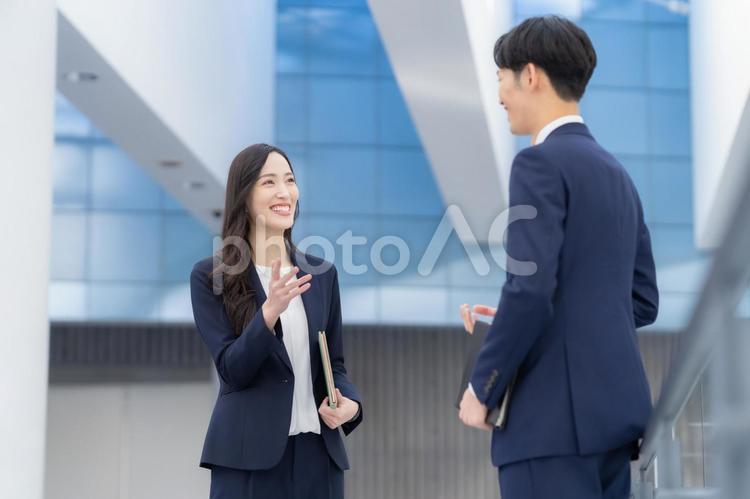 オフィスで会議をする男女のビジネスマン ビジネス,オフィス,ビジネスマンの写真素材