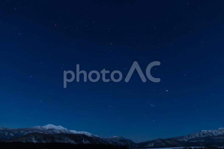 控えめな星たちと一筋の流れ星。 星,北海道,星空の写真素材