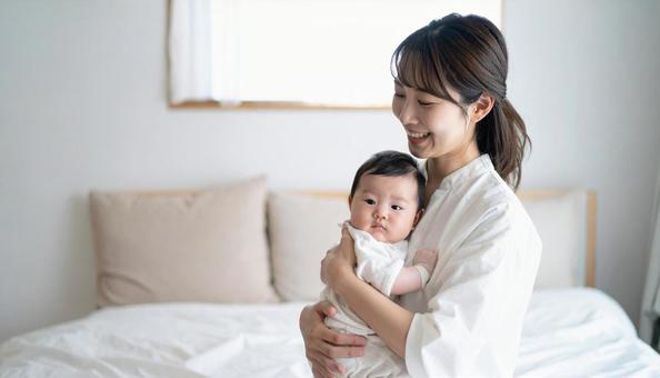 日本人のお母さんと子供 赤ちゃんと母親 日本人のお母さんと子供 赤ちゃんと母親の写真