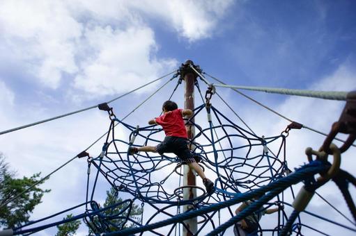 <素材>夏に公園の遊具で遊ぶ兄弟 <素材>夏に公園の遊具で遊ぶ兄弟 兄弟,子供,男性の写真素材