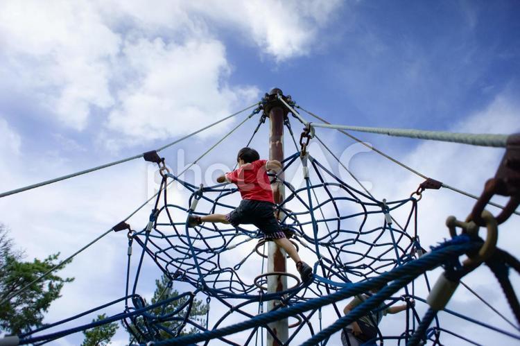 ＜素材＞夏に公園の遊具で遊ぶ兄弟 兄弟,子供,男性の写真素材