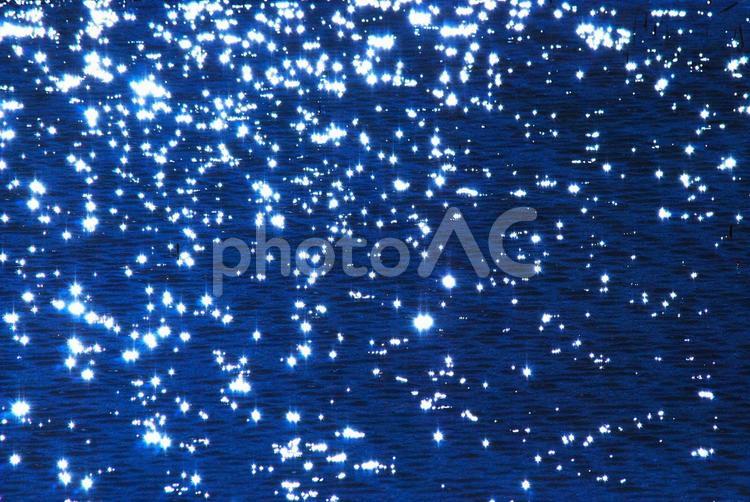 水面漂う...”陽光蛍” 陽光,水面,反射の写真素材