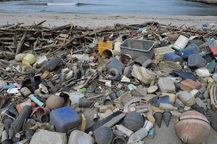 海岸の漂着物 環境問題 ゴミ問題 海岸の漂着物,ゴミ,ゴミ問題の写真素材