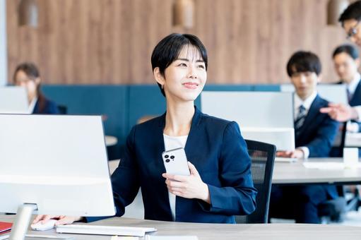 オフィスで働くビジネスウーマン オフィスで働くビジネスウーマンの写真