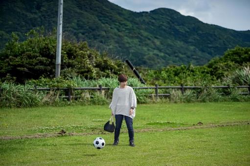 <素材>子供達とサッカーを楽しむお母さん <素材>子供達とサッカーを楽しむお母さん 女性,サッカー,運動の写真素材