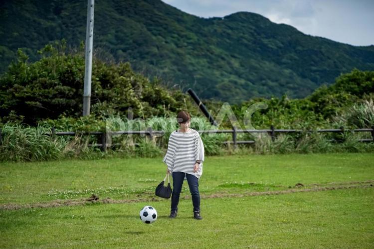 ＜素材＞子供達とサッカーを楽しむお母さん 女性,人物,風景の写真素材