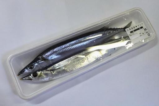 パックに入ったスーパーの秋刀魚 秋の味覚 パックに入ったスーパーの秋刀魚 秋の味覚の写真