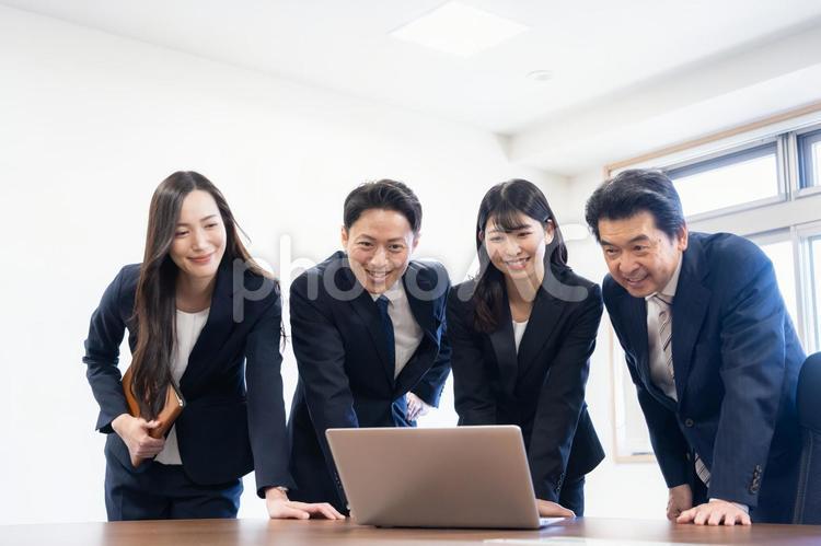 会議をする男女のビジネスマン 会議,ビジネス,ビジネスマンの写真素材