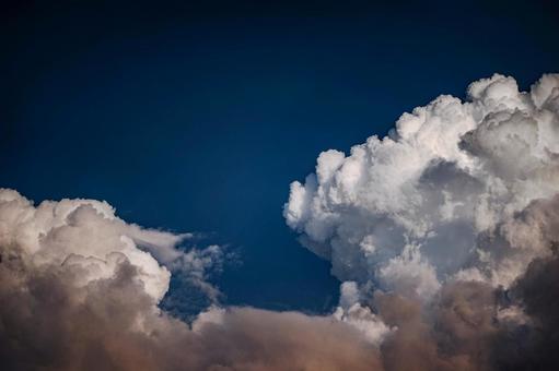 <素材>夏の青空に浮かぶ入道雲 <素材>夏の青空に浮かぶ入道雲の写真