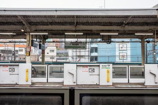 雨の西日暮里駅 雨の西日暮里駅 西日暮里,西日暮里駅,山手線の写真素材