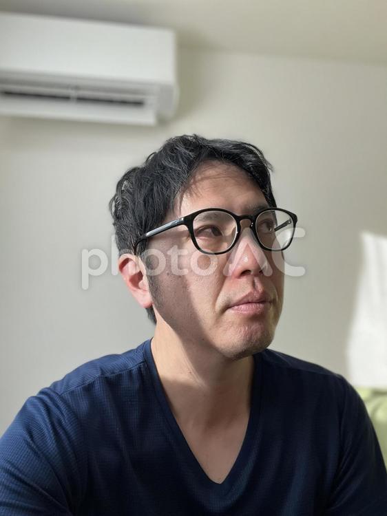 室内でたたずむ男性 2412301 室内でたたずむ男性 2412301 メガネ,男性,たたずむの写真素材