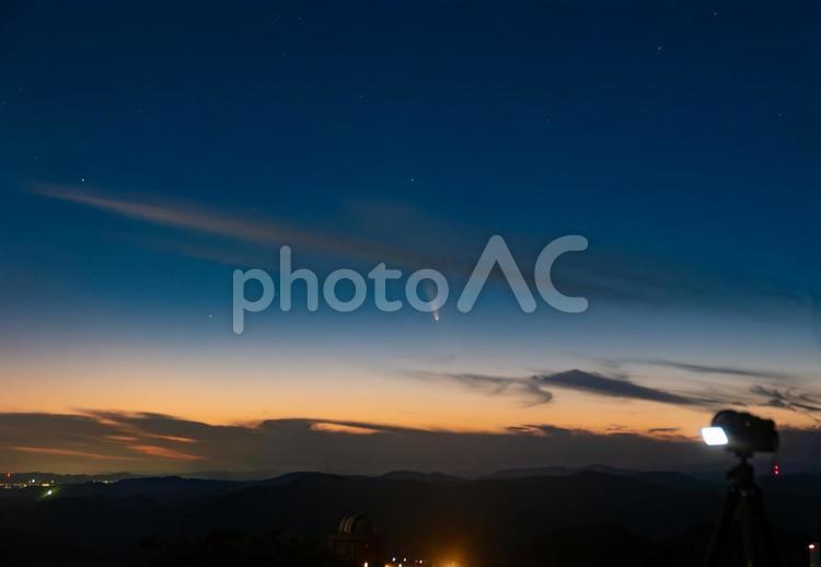 星空を追う彗星の瞬き 彗星,尾,星空の写真素材
