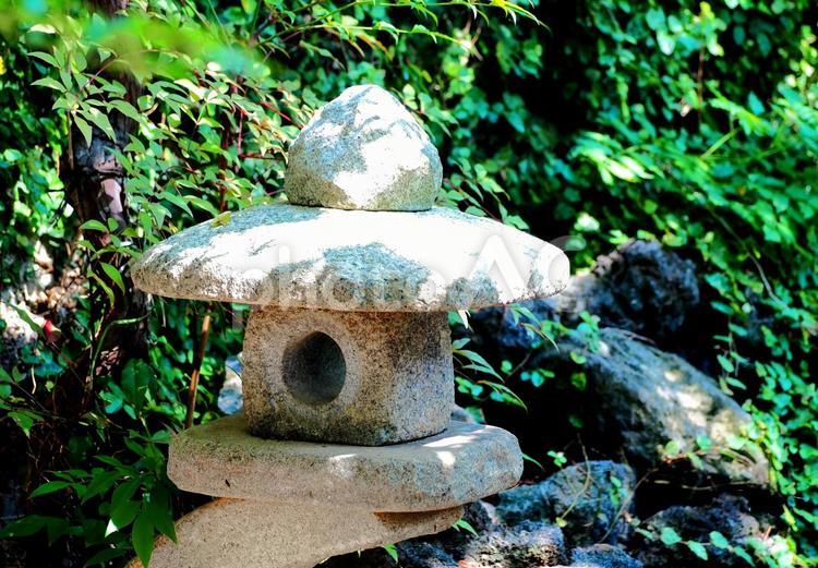 日本庭園の風情のあるお洒落な石灯籠 石灯籠,灯ろう,灯篭の写真素材