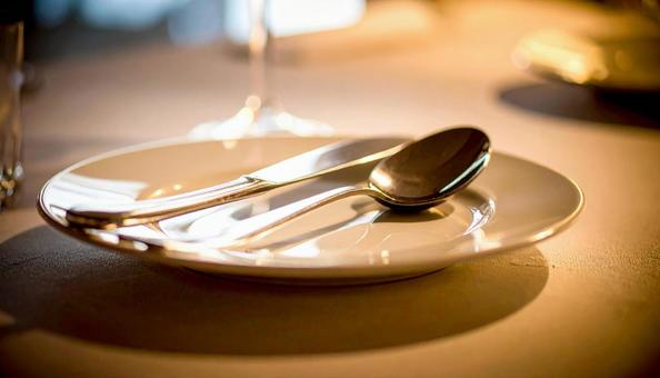 食器 白い皿 ナイフ フォーク スプーン 食器 白い皿 ナイフ フォーク スプーンの写真