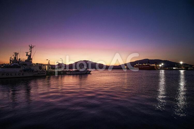 夕暮れの海 夕焼け,船,港の写真素材