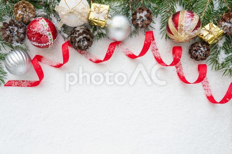 赤いリボンとクリスマスフレーム クリスマス,オーナメント,フレームの写真素材