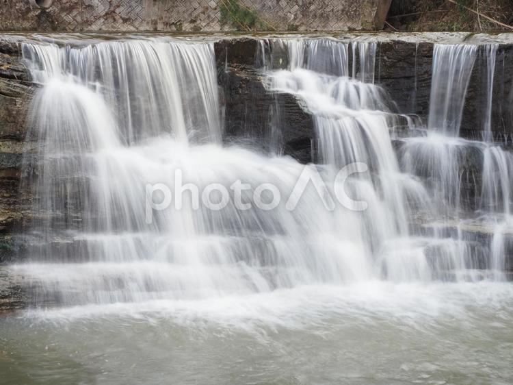 鮮やかな滝の流れ 滝,水域,自然の写真素材
