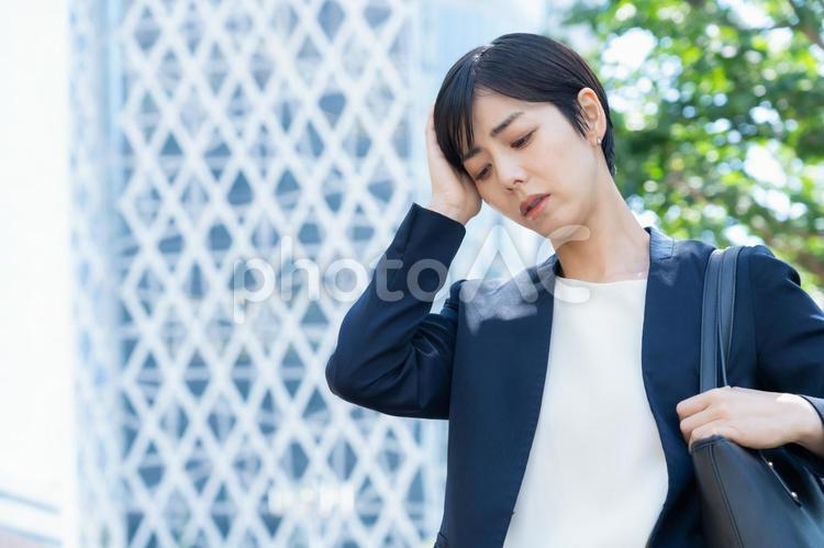 オフィス街で働く若いビジネスウーマン ビジネス,女性,ビジネスウーマンの写真素材