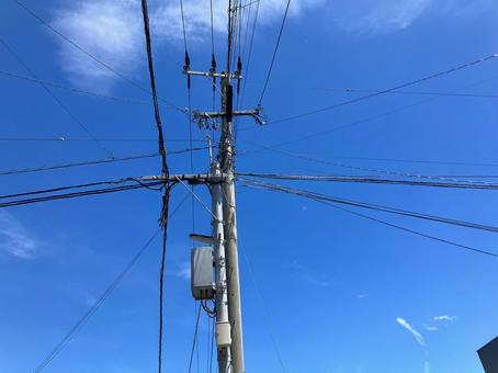 真夏の青空と電線 真夏の青空と電線の写真