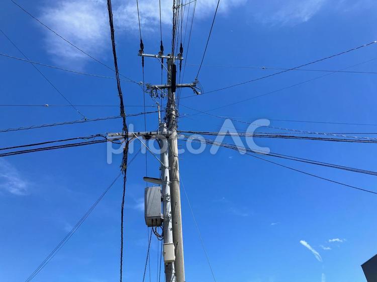 真夏の青空と電線 鉄塔,空,電線の写真素材