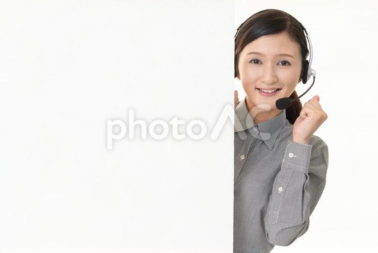 ホワイトボードを持つ笑顔のオペレーター 女性,オペレーター,女の写真素材