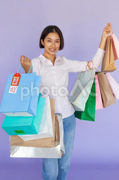 セール購入したものの入ったたくさんの紙袋を持つ笑顔の女性 セール,ショップ,女性の写真素材