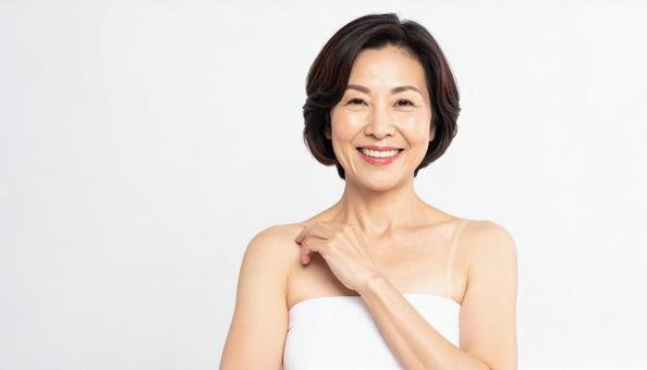 化粧品を勧めるミドルの女性 化粧品を勧めるミドルの女性の写真