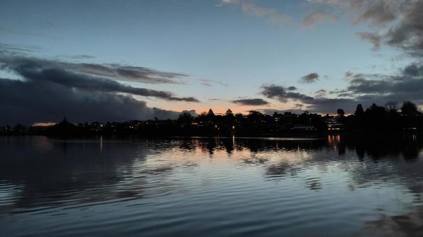 海に囲まれた街の夕暮れ 暗い,神秘的,水辺の写真素材