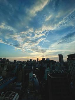 夕暮れと飛行機雲 飛行機雲,夕暮れ,空の写真素材