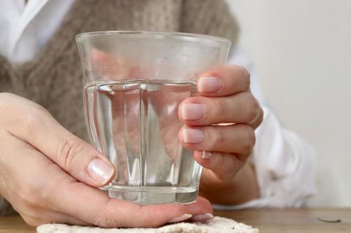 白湯の入ったグラスを持つ女性 白湯,水,女性の写真素材