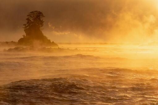 女岩と朝焼けに舞う幻想的な毛嵐｜年賀状 毛嵐,日の出,朝日の写真素材