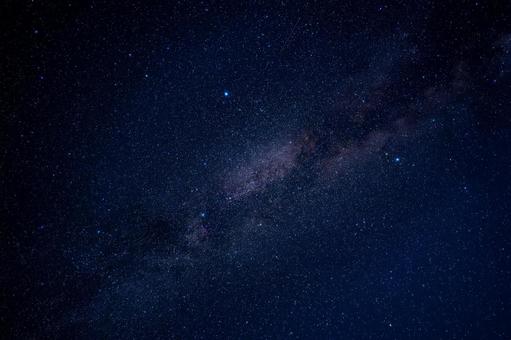 夏の大三角と天の川の星空 夏の大三角と天の川の星空 天の川,夏の大三角,星空の写真素材