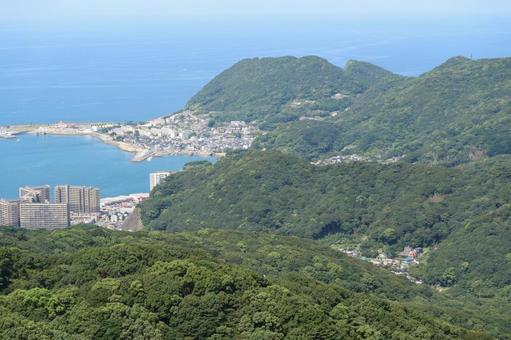 山から見下ろす海辺の街 自然,風景,海の写真素材