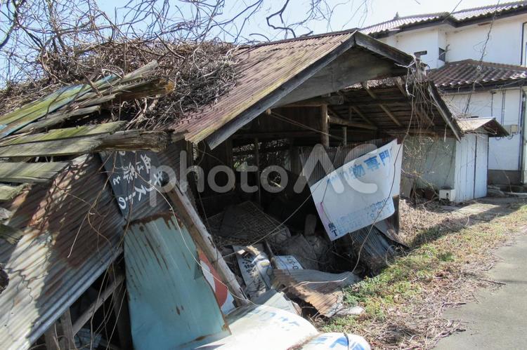 被災したかのように崩壊した戸建て空き家 建物,家,民家の写真素材