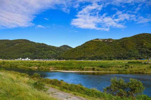 初秋の川と山の風景 初秋の川と山の風景の写真