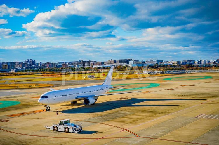 福岡空港の飛行機と青空 飛行機,滑走路,空港の写真素材