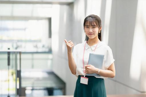 オフィスで働く若いビジネスウーマン オフィスで働く若いビジネスウーマン ビジネスウーマン,若い,女性の写真素材