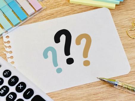 メモ用紙に書かれた3つのはてなマーク メモ用紙に書かれた3つのはてなマーク はてな,クエスチョン,疑問の写真素材